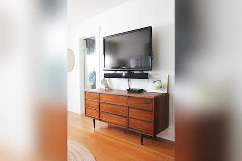 Big Crews • 7x TVs • Dine • Shop • 2x Kitchens