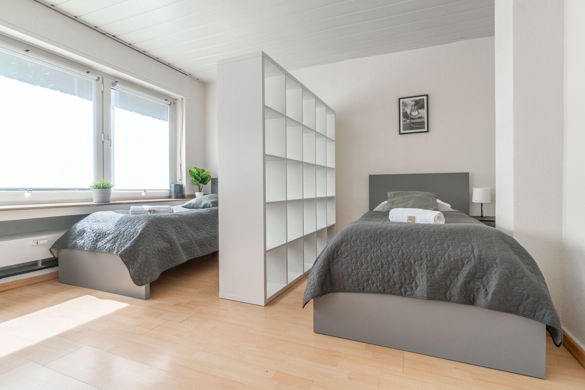 غرفة نوم عملية مع أسرّة مفردة مريحة لنوم مريح.