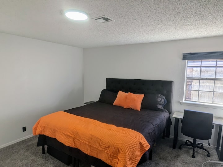 Კინგ-ოთახი და სამუშაო მაგიდა 