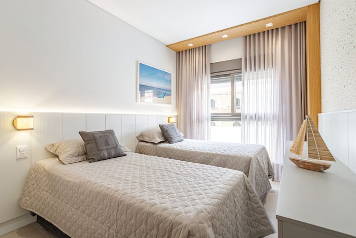 Quarto para duas pessoas com camas de solteiro