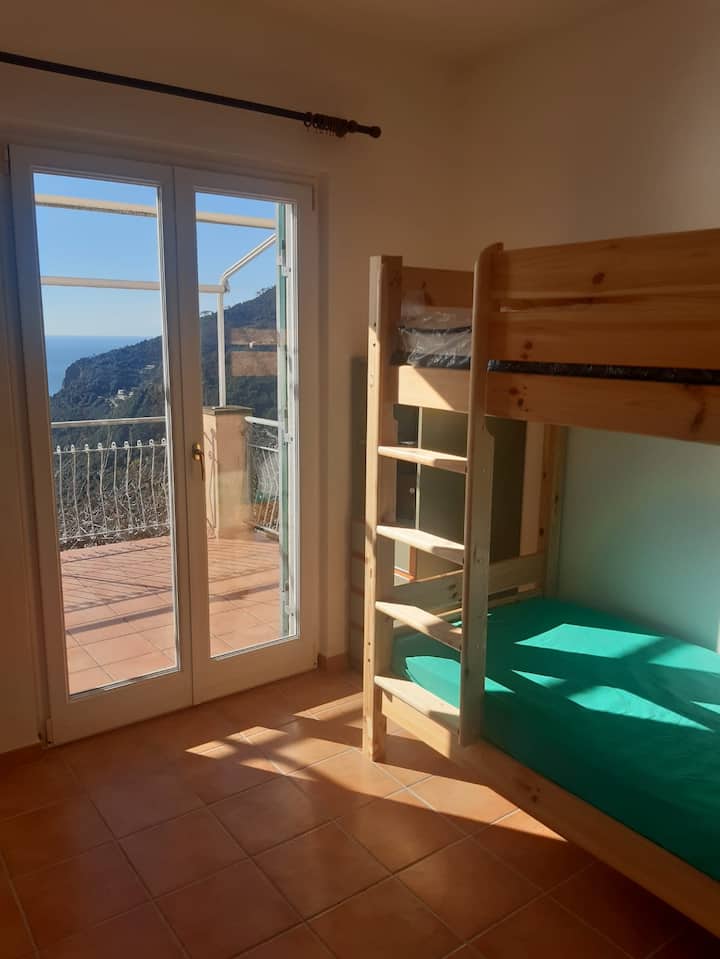 Spavaća soba s krevetom na kat za odrasle, pristup plavoj kupaonici i terasi