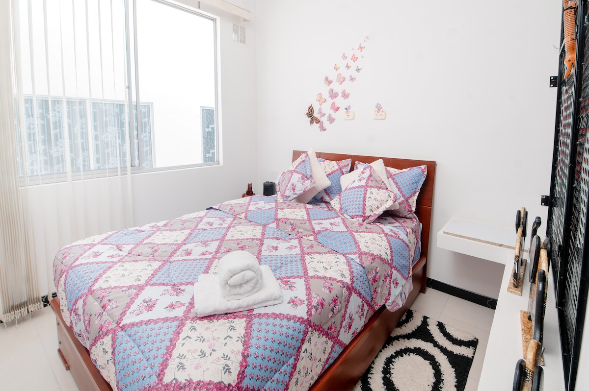 Ორადგილიანი საწოლი, ჰავანის კარადა, ვენტილატორი, ღამის მცურავი მაგიდა