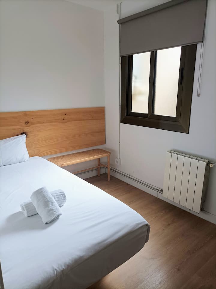 غرفة فردية بخزانة ملابس صغيرة وسرير فردي 90 × 190 سم