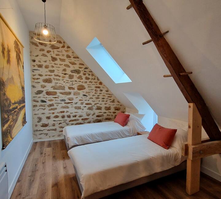 Spavaća soba 2 sastoji se od 2 kreveta dimenzija 90 x 200 cm koji se spajaju , toaletnog stola i otvorenog ormara.