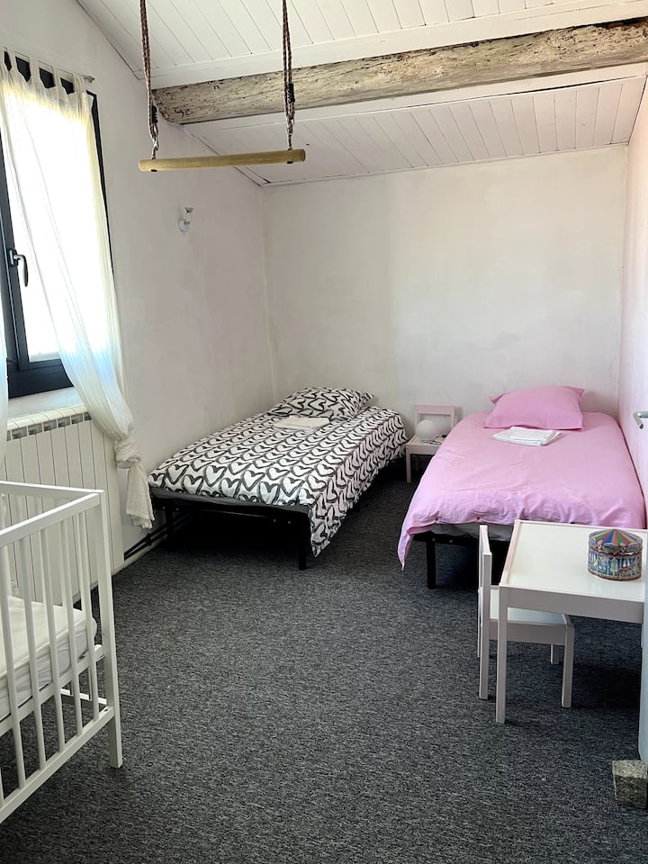 سريران مفردان 90 × 200 + سرير واحد للأطفال مع قضبان وطاولة تغيير. ألعاب للأطفال 