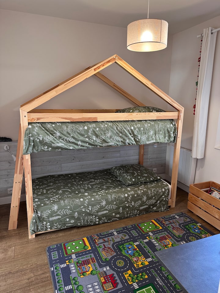 חדר שיכול לשמש כחדר ילדים (זמין: מחצלות משחק, ספרי ילדים, עפרונות וצבעונים, משחקי קופסה...).