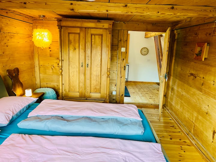 Štvrtá spálňa sa nachádza na 3. poschodí. Dostanete sa k nemu po schodisku. Izba je vybavená manželskou posteľou a televízorom.  V predsieni je druhá rozkladacia pohovka. 