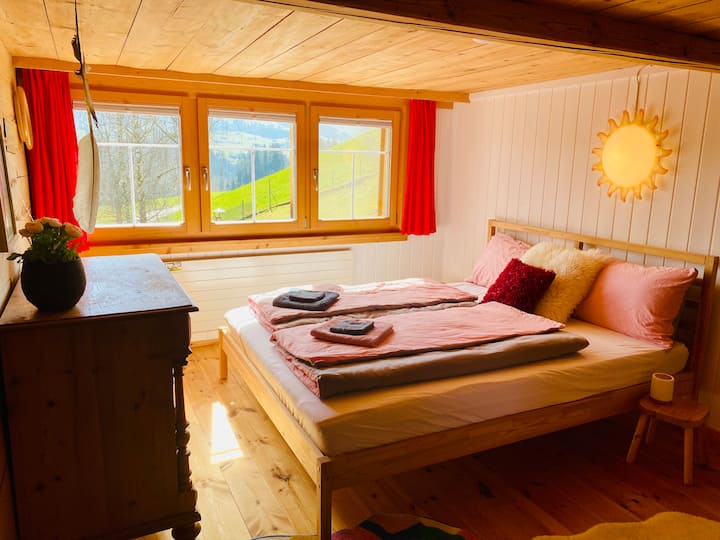 Druhá spálňa sa nachádza na 2. poschodí. 
Izba je vybavená manželskou posteľou.
V predsieni je 1. rozkladacia pohovka a detská postieľka. 