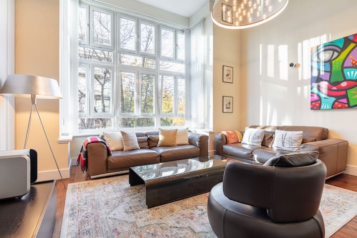 Luxurious 2 Foam Beds/Baths Roche Bobois w Lift gallery image 2