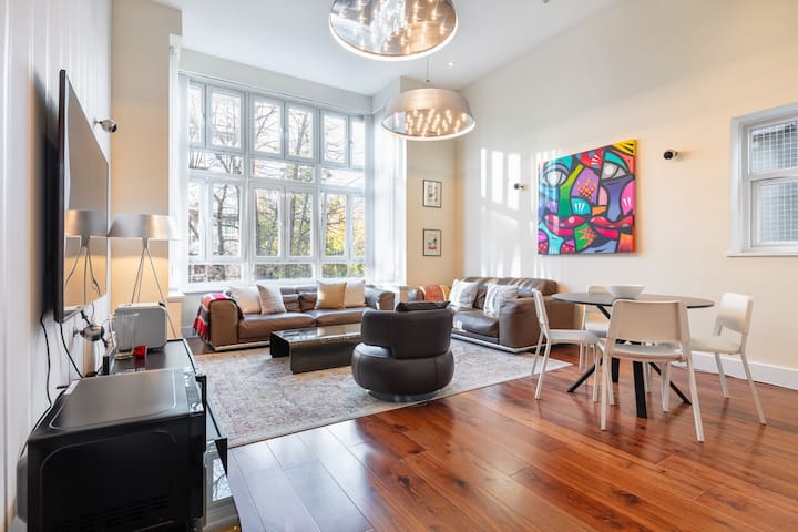 Luxurious 2 Foam Beds/Baths Roche Bobois w Lift