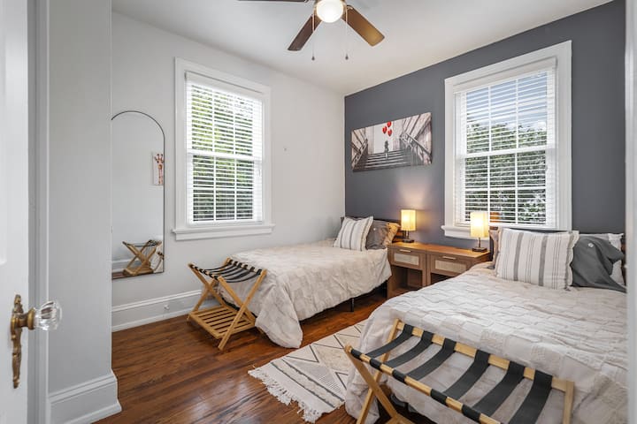 Nëse dëshiron, krevatet mund të shtyhen së bashku për të bërë një krevat dopio "queen". Por kjo bëhet vetëm sipas kërkesës. Pra, nëse kjo kërkohet, thuaj para se të regjistrohesh.