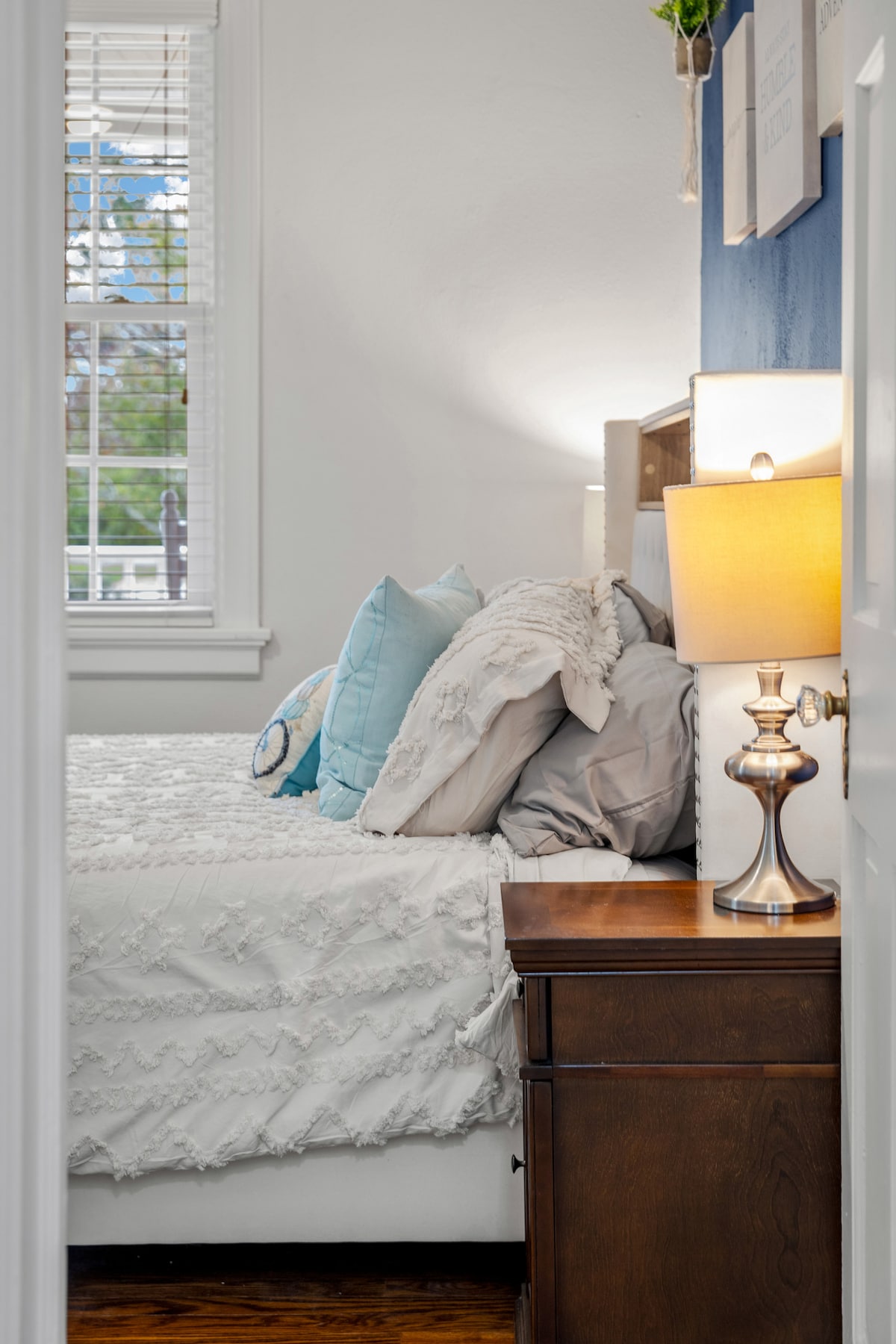 Მთავარი საძინებლის ხედი კარადათი, საკიდებით, საუთოებელი მაგიდით და სხვა. Გაითვალისწინეთ, რომ ტუმბოების უკანა მხარეს არის გამოსასვლელები მარტივი წვდომისთვის. 