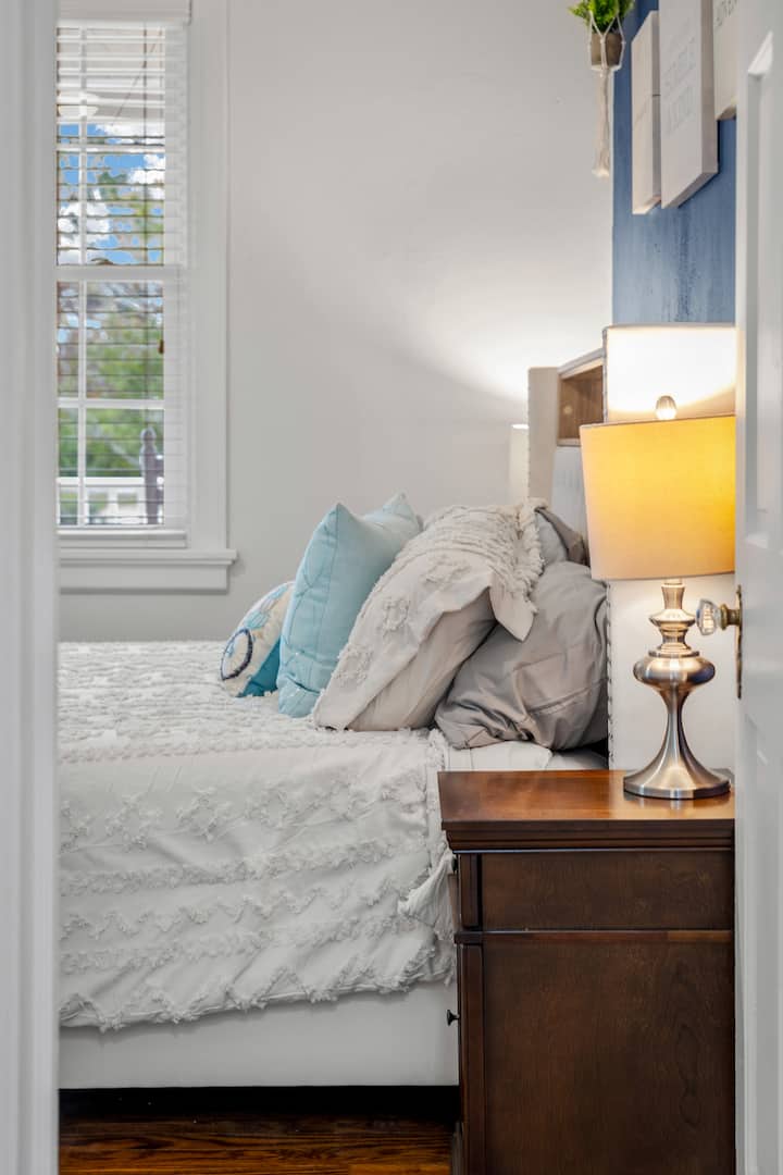 Pamje e dhomës kryesore të gjumit me dollap, varëse, dërrasë hekurosjeje e të tjera. Shënim i rëndësishëm se ka priza në pjesën e pasme të komodinave për qasje të lehtë. 