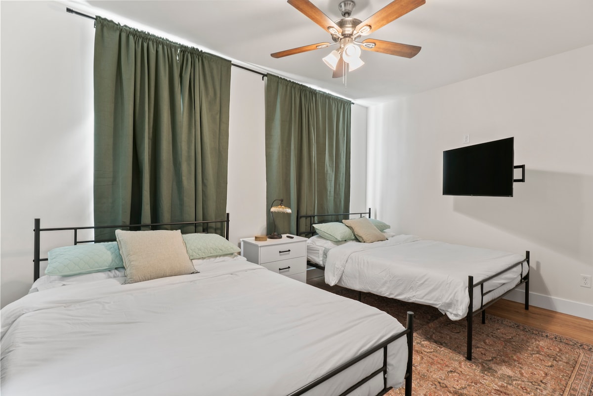 Отпуснете се в тази стилна стая с две плюшени двойни легла, завеси за затъмняване за непрекъснат сън, вентилатор на тавана за персонализиран комфорт и смарт телевизор, идеално разположен за уютни вечери в леглото.

