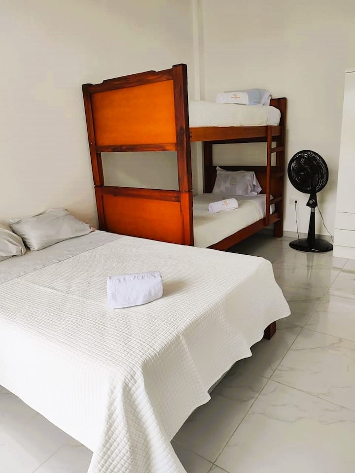 Habitación con salida a la piscina (baño compartido)
