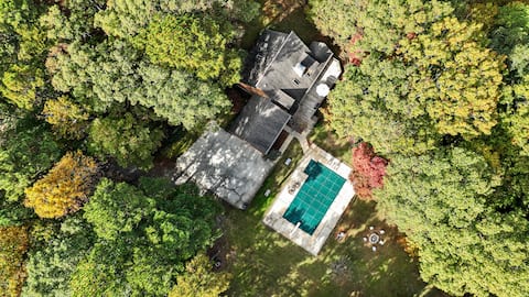 Private Retreat w Pool Sauna Game Room Sleeps 10