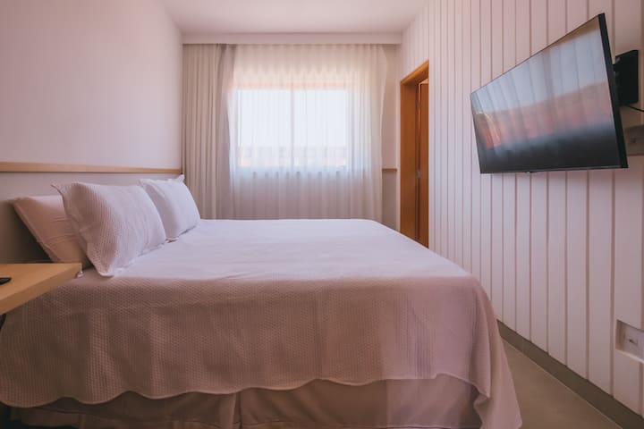 Vila 1: mazingira mazuri yenye kitanda aina ya queen, mashuka 100% ya pamba, mito na mablanketi yenye starehe, kiyoyozi, televisheni ya inchi 43 yenye utiririshaji, bafu la kujitegemea na dawati kwa ajili ya kazi au masomo. Inafaa kwa ajili ya kupumzika!