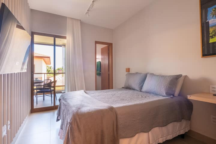 
Suite 2: mazingira mazuri yenye kitanda cha watu wawili, mashuka 100% ya pamba, mito na mablanketi yenye starehe, kiyoyozi, televisheni ya inchi 43 yenye utiririshaji, bafu la kujitegemea na dawati kwa ajili ya kazi au masomo. Inafaa kwa ajili ya kupumzika!