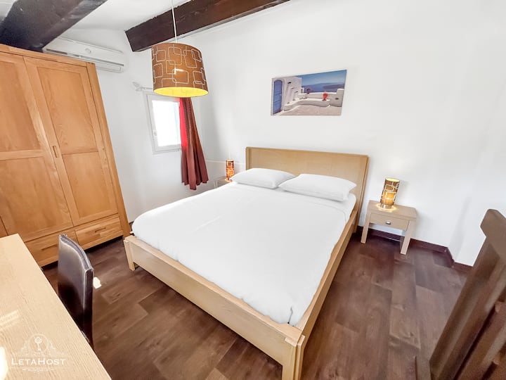 غرفة واسعة بسرير متوسط الحجم ومكتب. رائعة للعمل عن بعد أو الراحة بعد يوم طويل. المسكن مشرق مع إطلالات على الحي الهادئ.