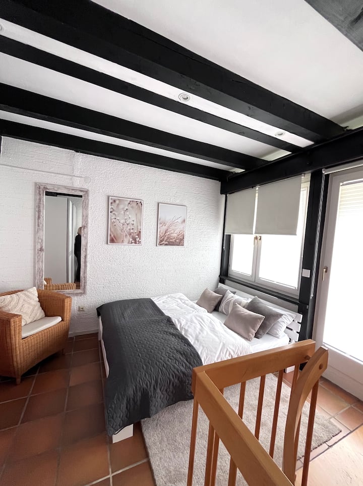 Საძინებელი სივრცე 160 მ × 200 მ ზომის საწოლით