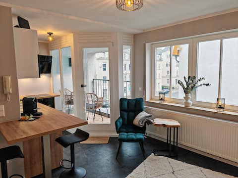 Sunnybelle Freital: Modern I Netflix I Balcony