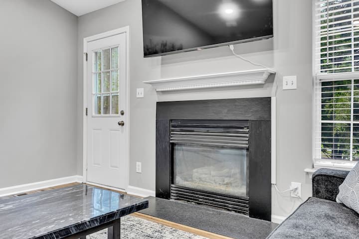 Cozy Modern Home | Prime Location | Sleeps 8 - Lewisville, NC