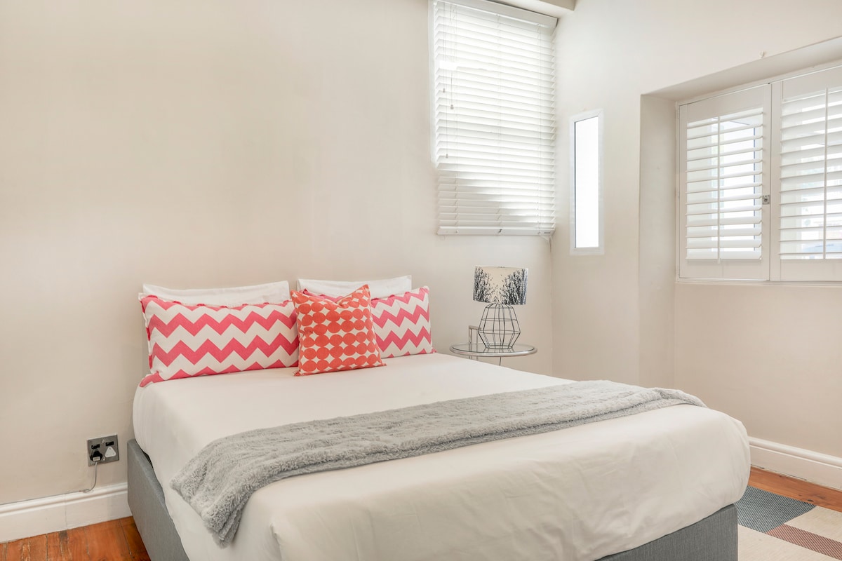 ห้องนอนที่ 3 พร้อมเตียงควีนไซส์ตั้งอยู่ชั้นบน