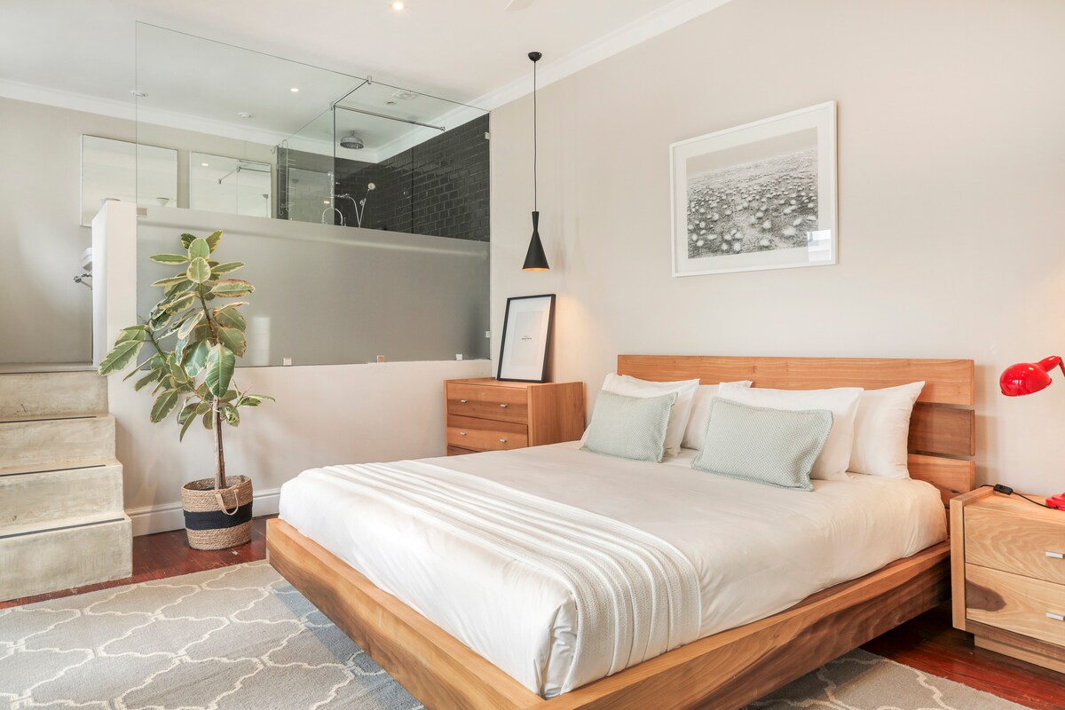 ห้องนอนที่ 2 พร้อมเตียงคิงไซส์และห้องน้ำในตัว ห้องนอนนี้อยู่ชั้นล่าง