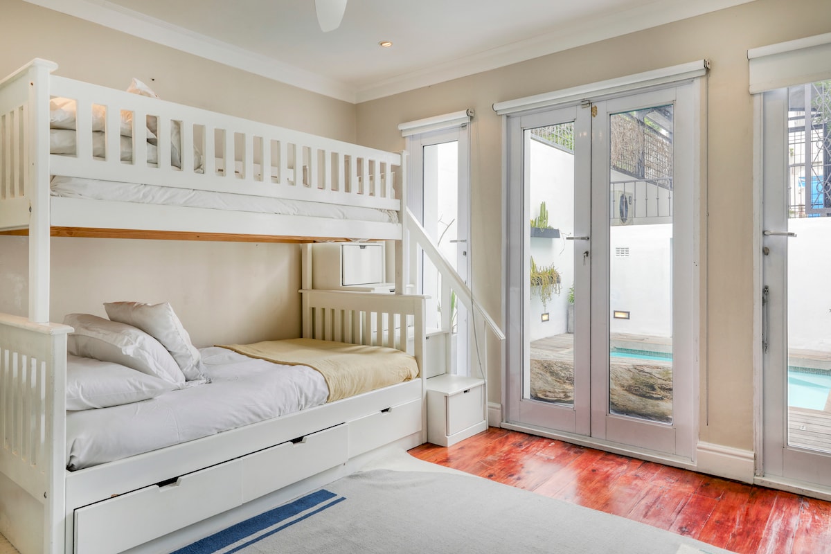 ห้องนอนที่ 4 พร้อมเตียงสองชั้นที่เปิดออกสู่บริเวณสระว่ายน้ำ