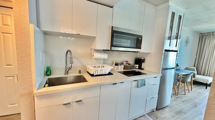 Direct Oceanfront Beautiful Condo Pool Resort! - Sunny Isles Beach, FL