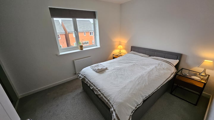 Chumba cha msingi cha kulala - Blinds nyeusi za joto ili kuweka vitu vizuri na kusaidia kuhakikisha mapumziko yasiyoingiliwa.