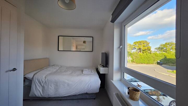 Chumba cha pili cha kulala / ofisi.
Kitanda kidogo cha watu wawili na meza ya pembeni.