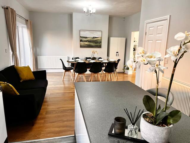 Spacious 6 bedroom house Altrincham gallery image 3