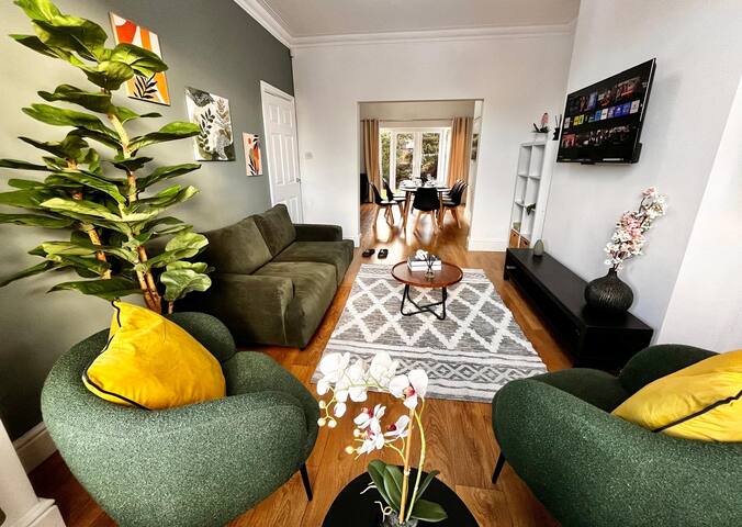 Spacious 6 bedroom house Altrincham gallery image 2