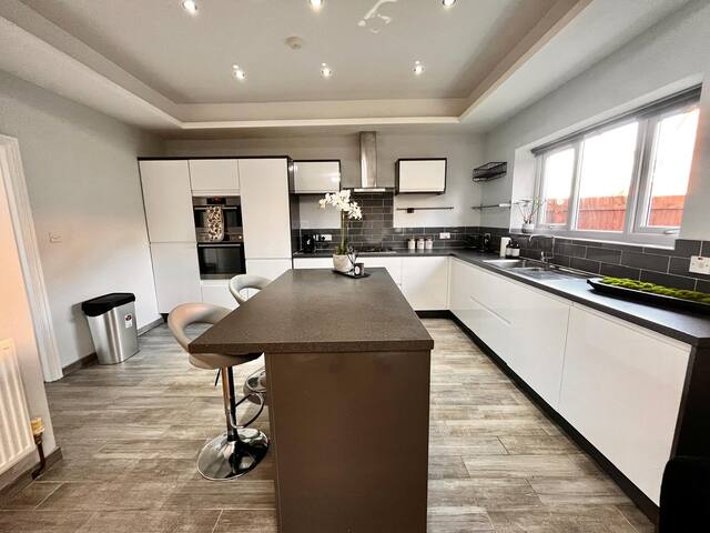 Spacious 6 bedroom house Altrincham gallery image 5