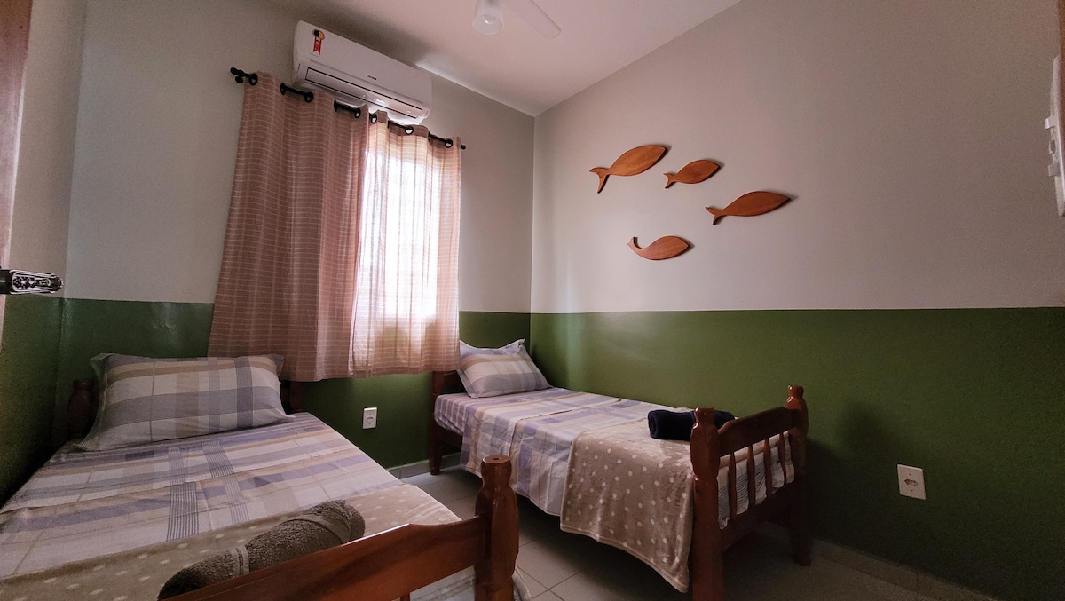 Izba s 2 samostatnými lôžkami, klimatizáciou a stropným ventilátorom.
Ponúkame posteľnú bielizeň zo 100% bavlny, 180 nití značky Zelo, prikrývky a osušky, vždy podľa počtu hostí.