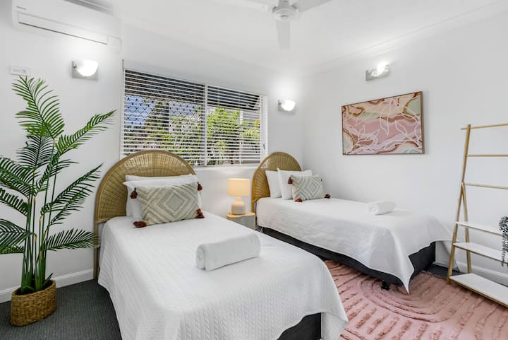 Მეორე საძინებელში არის ორი ერთადგილიანი საწოლი, ორივე საძინებლით, ჭერის ვენტილატორებისა და სპლიტ-სისტემის კონდიციონერის ჩათვლით.
