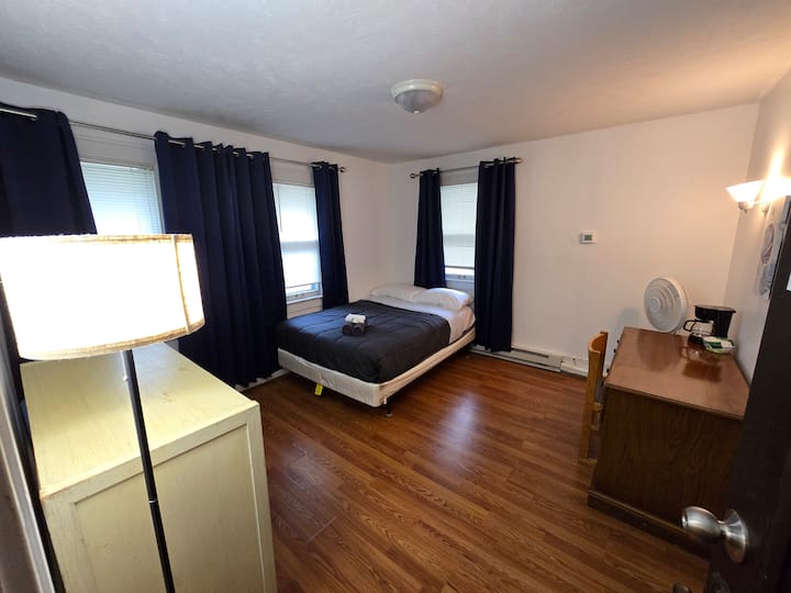 ห้องพักนี้มีเตียงขนาดใหญ่ที่สะดวกสบายโต๊ะทำงานพร้อมพื้นที่ทำงานและเก้าอี้สร้างสถานที่ที่สมบูรณ์แบบสำหรับการทำงานหรือการพักผ่อน มีพัดลมเพื่อเพิ่มความสะดวกสบายทำให้ที่นี่เป็นสถานที่พักผ่อนที่อบอุ่นและใช้งานได้ดี 