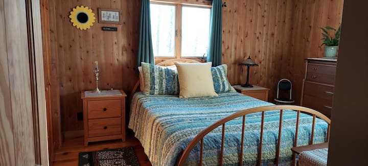 เตียงควีนไซส์พร้อมที่นอนและเครื่องนอนคุณภาพสูง มีพื้นที่มากมายสำหรับของใช้ส่วนตัวของคุณด้วยตู้ลิ้นชักสองตู้และตู้เสื้อผ้าสองตู้ ห้องนอนนี้ตั้งอยู่บนชั้น 2