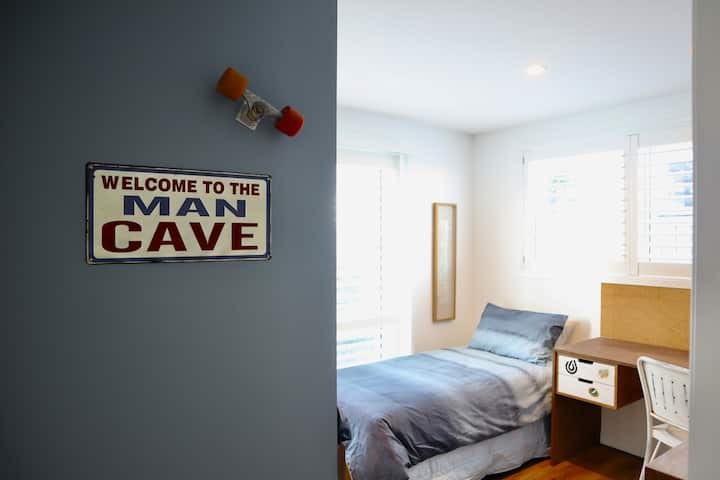 Man Cave เป็นห้องที่สมบูรณ์แบบสำหรับนักโต้คลื่นที่มีแรงบันดาลใจ