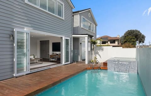 The Boat House | Custom Bar, Theatre Room, Ensuite