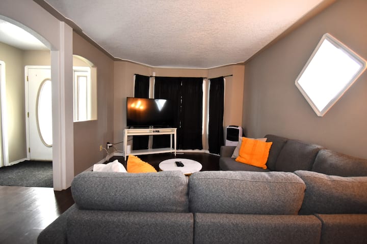 4 Bdrm | 2.5 Bath | Fully Stocked Kitchen - Hinton