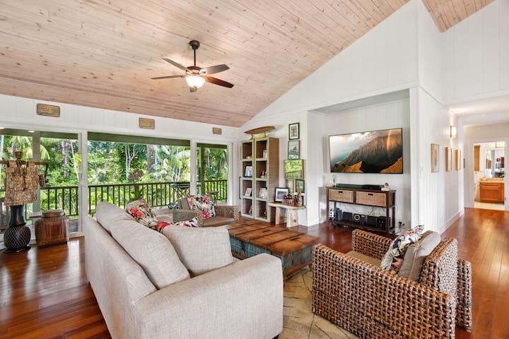 4BD A/C Hanalei Home, short walk to Shops & Beach!