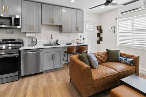Successful Airbnb property: Modern 1 Bed/1 Bath + Washer/Dryer, Prime Spot in Lancaster
