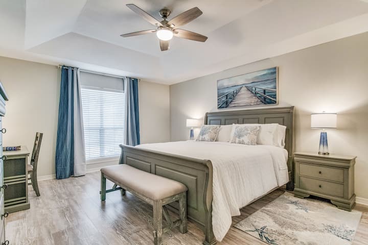 Chambre principale avec accès au patio arrière.