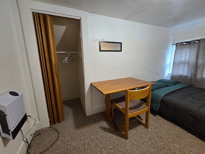 Ett funktionellt och rent rum med en blygsam garderob för dina väsentligheter. Detta enkla men bekväma boende är perfekt för en avkopplande och organiserad vistelse