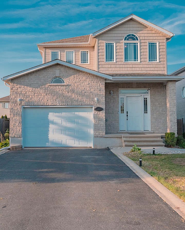 Near Invista: Sleeps 9 + Parking. Great Space - Kingston