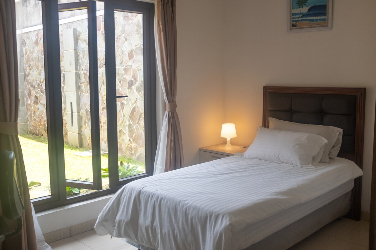 Ერთსაწოლიანი ოთახი პირველ სართულზე. 