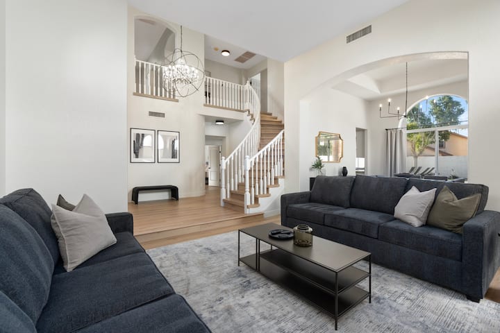 Modern Luxury 6br | Pool, Mini Putt & Sleeps 18 - Tempe