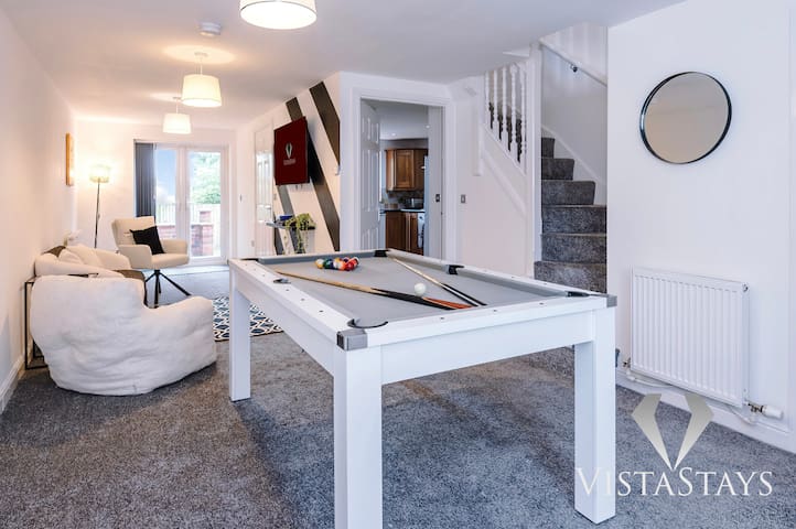 5x Double Beds w/ Pool Table | Driveway Park | PS4